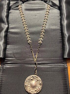 Vintage Silver-Tone Articulated Leaf Necklace with Ornate Floral Medallion